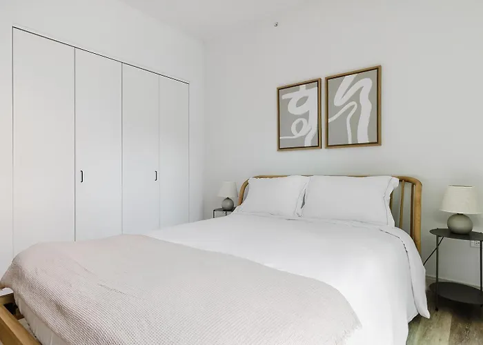 Blueground River North Balcony Pool Nr Pier Chi-1147 Апартаменты Чикаго