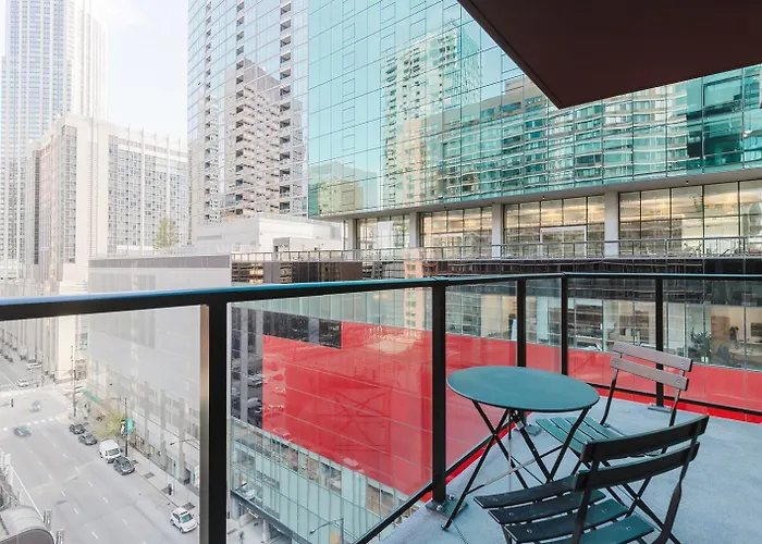 Blueground River North Balcony Pool Nr Pier Chi-1147 Апартаменты Чикаго